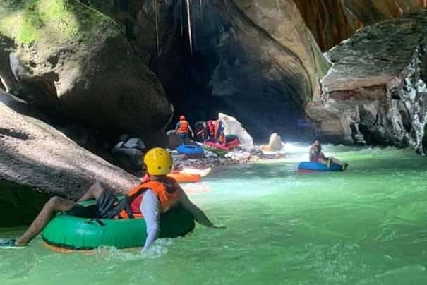 Explorando la cueva de los guacharos