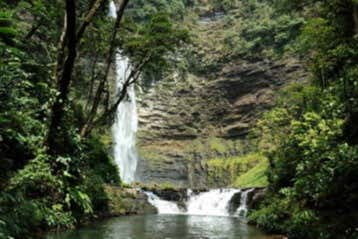 Disfrutando del paisaje de la cascada