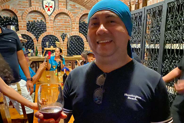 Brindando con el vino de la casa