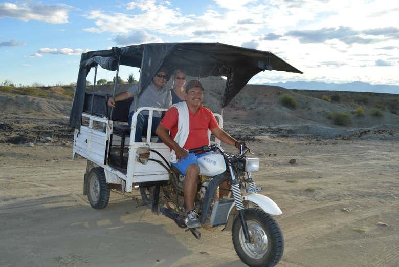 Paseando en tuk tuk por el desierto