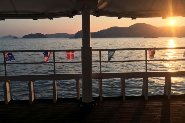 Puesta de sol sobre la bahía de Busan desde el barco