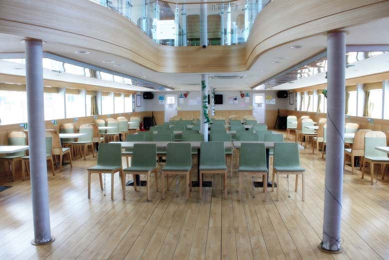 Asientos en el interior del barco