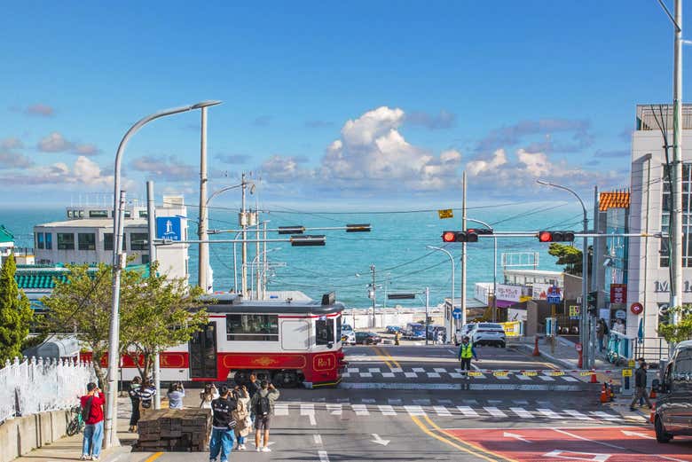 El tranvía transitando las calles de Busan