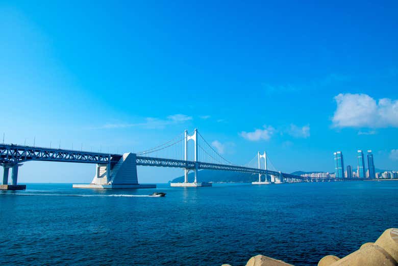 Pasaremos bajo el majestuoso puente Gwangandaegyo