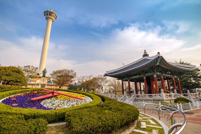 Relógio de flores em frente à Torre de Busan