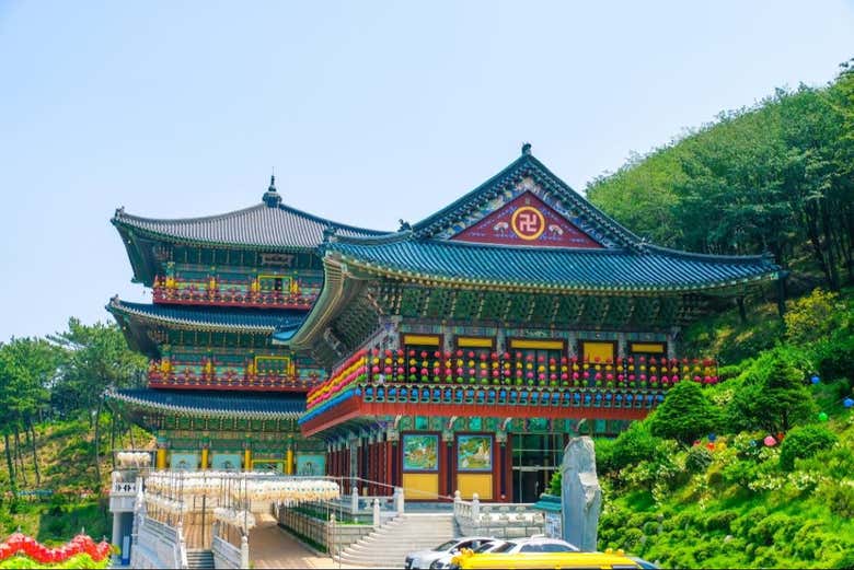 Admire the Samgwangsa Temple