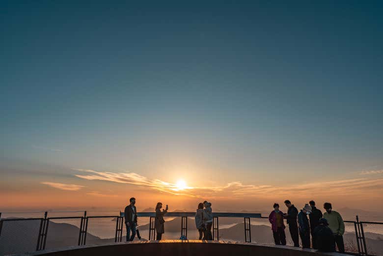 Godendosi la vista dalla piattaforma della funivia