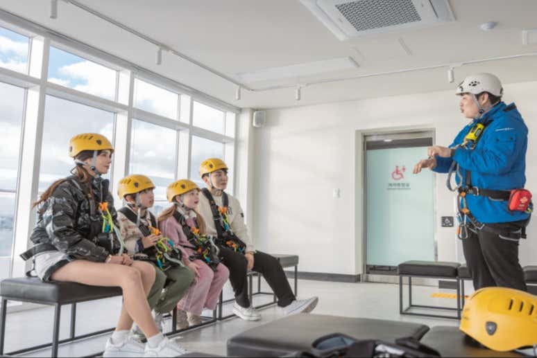 Durante la breve spiegazione di sicurezza