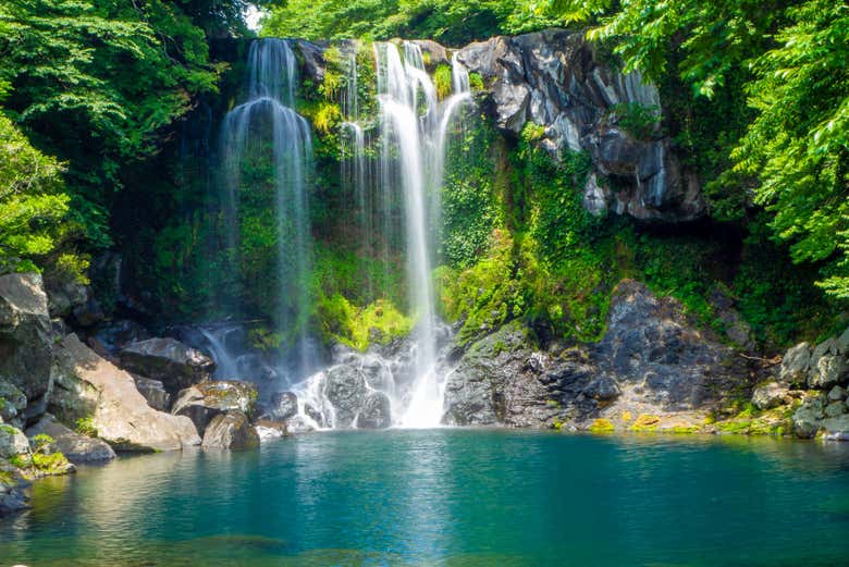La impresionante cascada Cheonjeyeon