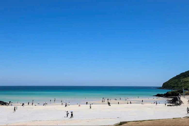 La arena blanca de la playa Hamdeok