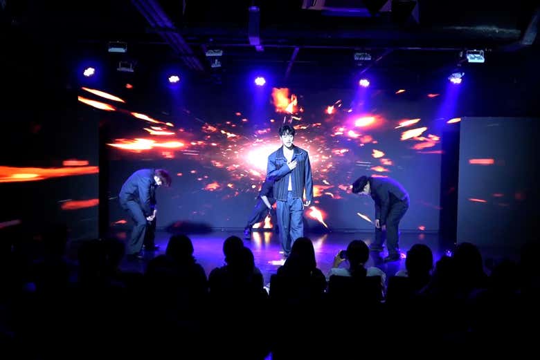 Actuación en directo de un grupo de ídolos de k-pop