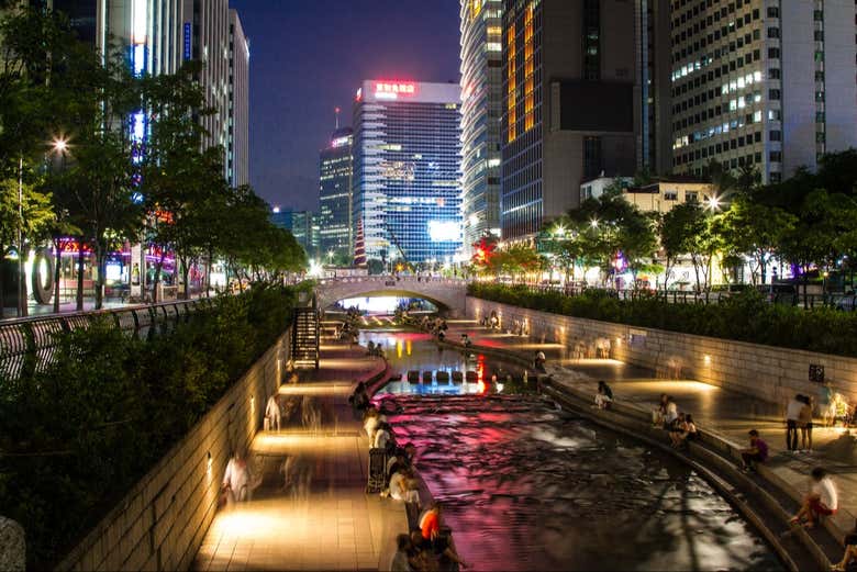 Il torrente Cheonggyecheon di sera