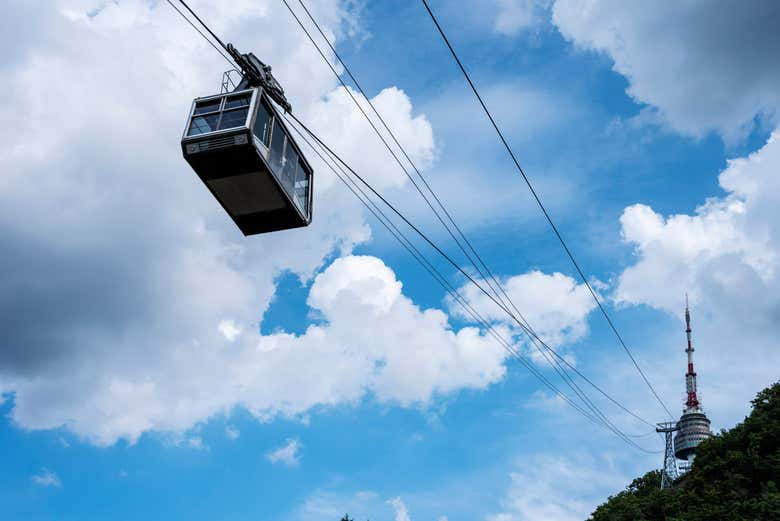 El teleférico de Namsan en un ascenso 