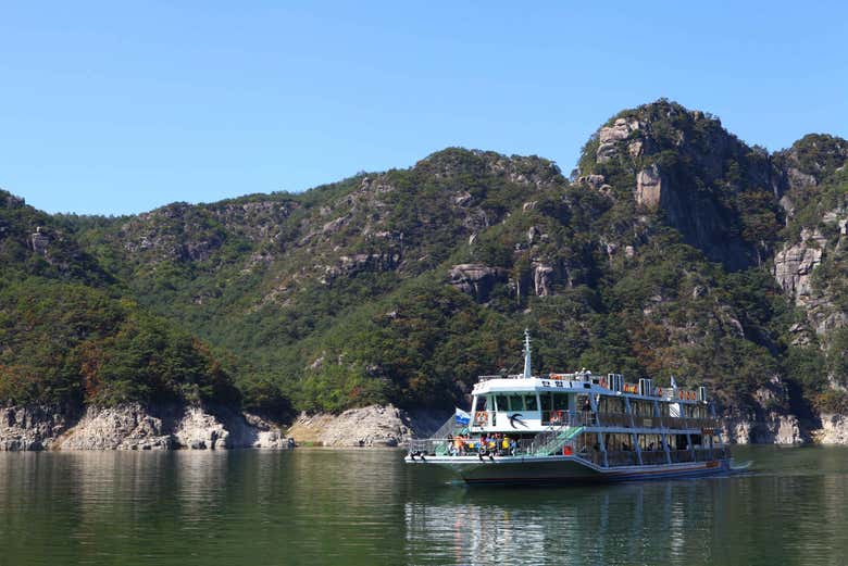 Barco navegando por el lago Chungju