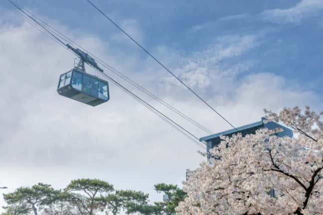 Le téléphérique de Namsan en ascension