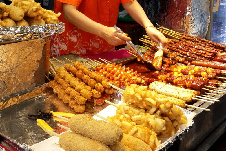Un puesto de comida callejera coreana