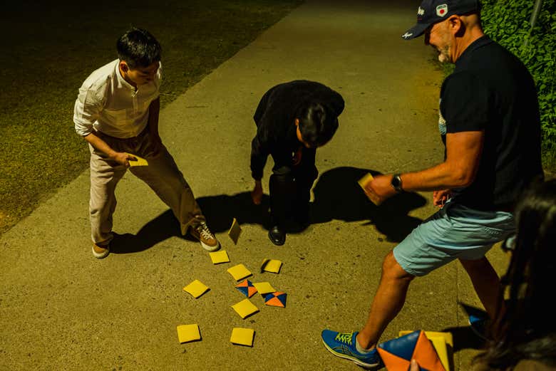 Jogando um jogo tradicional sul-coreano