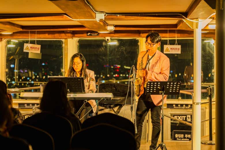 Você poderá desfrutar de música ao vivo a bordo