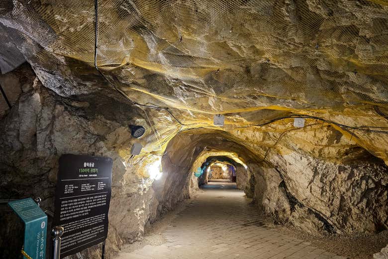 Un tunnel dans la grotte de Hwalok