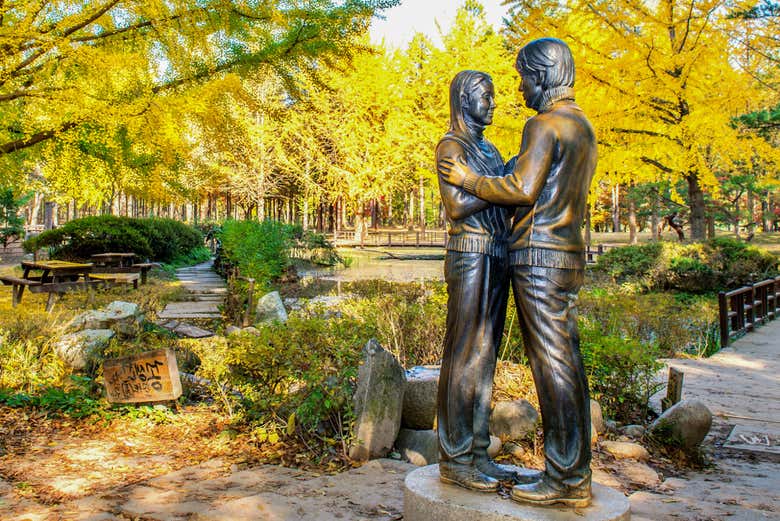 El ambiente romántico de la isla Nami en otoño