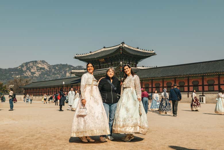 Disfrutando de la experiencia usando hanbok