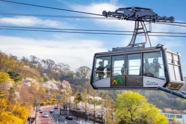 La cabine du téléphérique au premier plan