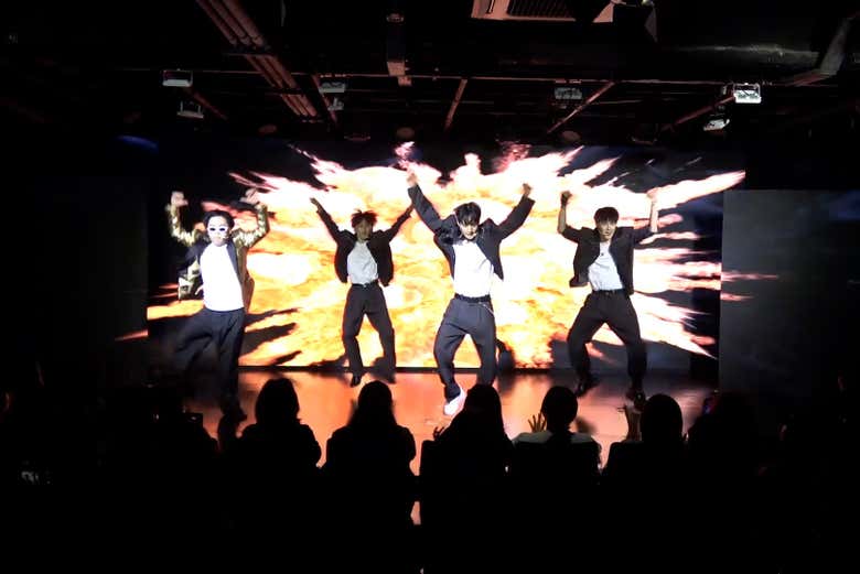 Escuchando a un grupo de k-pop