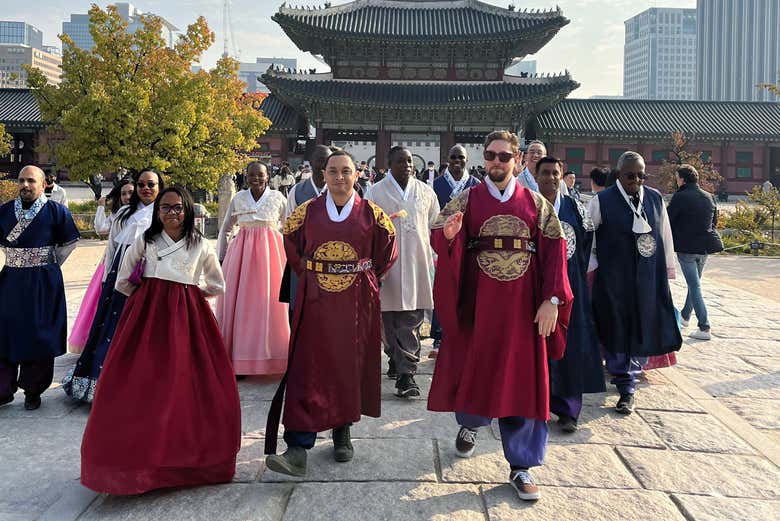 Con el hanbok listos para el recorrido