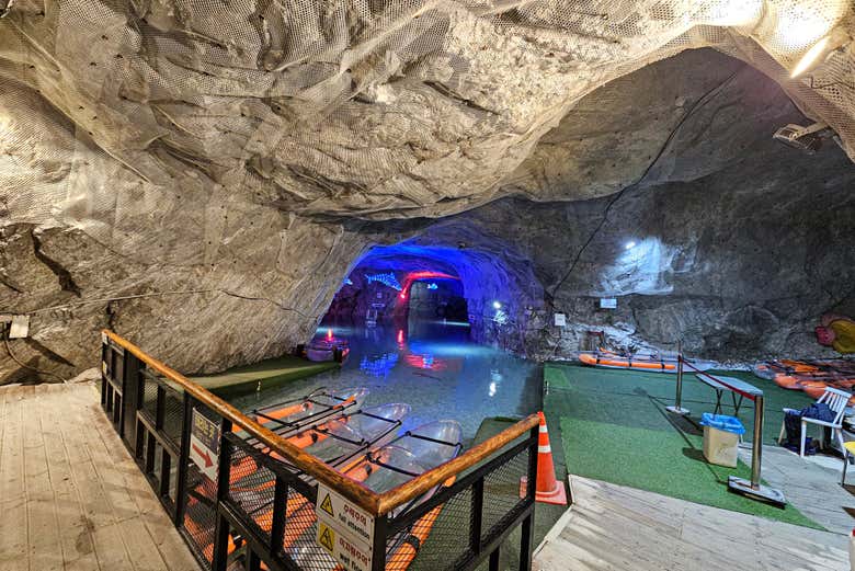 Prêt à faire du kayak dans cette grotte ?