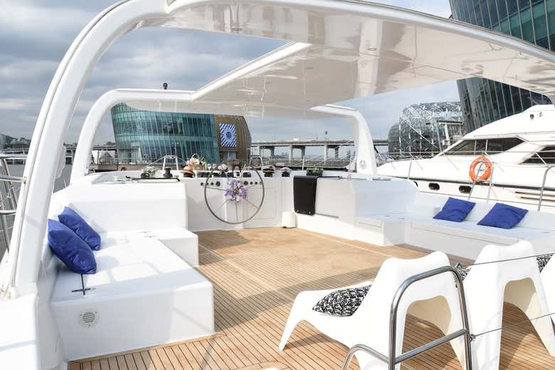 Interior del yate limusina