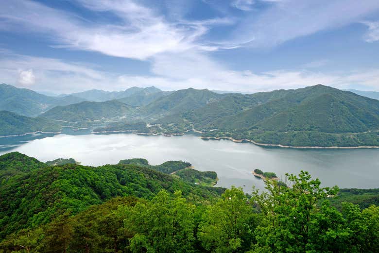 Lac et paysage montagneux à Chungju