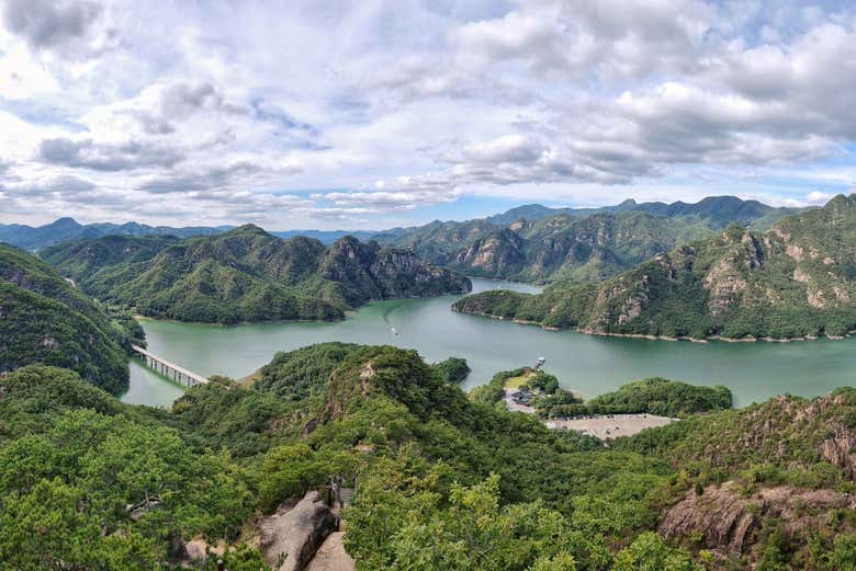 Panorámica del lago Chungju con montañas