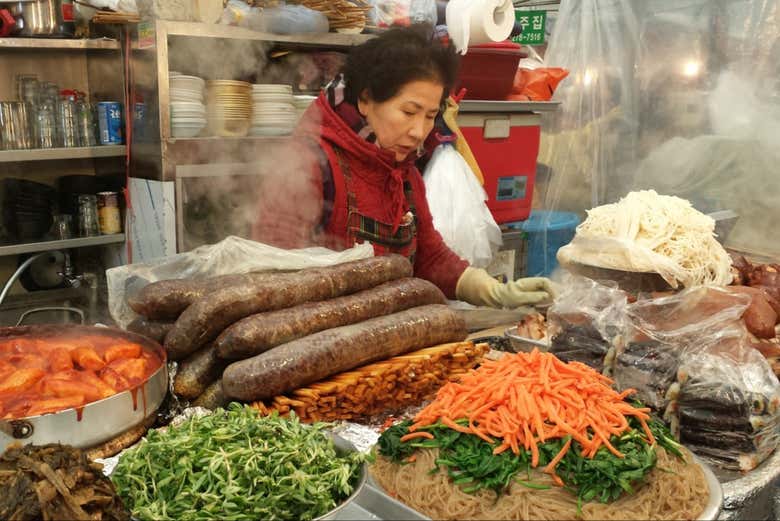 Explorando el animado mercado de Gwangjang