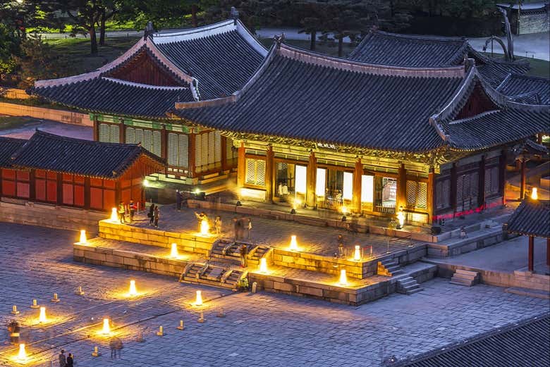 El Palacio Real de Changgyeonggung iluminado