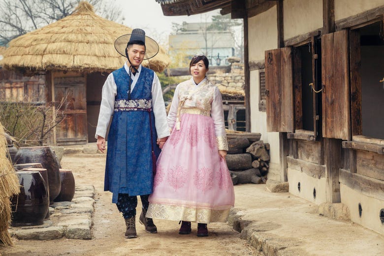Pareja vistiendo el hanbok surcoreano