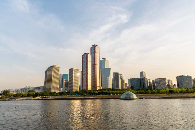 Já imaginou fazer um passeio de barco com estas vistas?