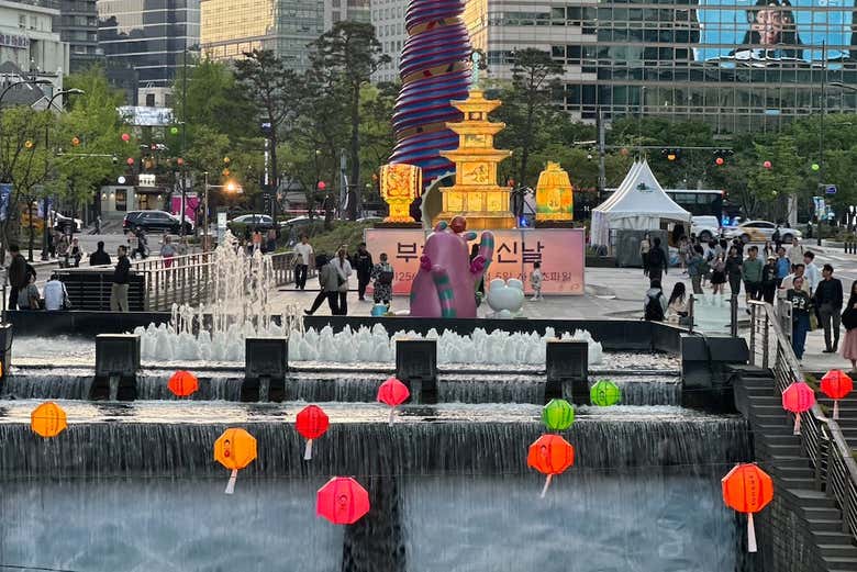 Plaza Cheonggye y el arroyo Cheonggyecheon