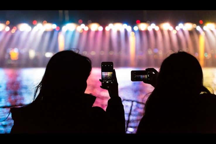 Contemplando el río Han iluminado
