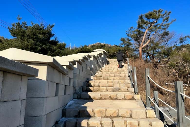 Escalier sur le parcours menant au mont Inwangsan