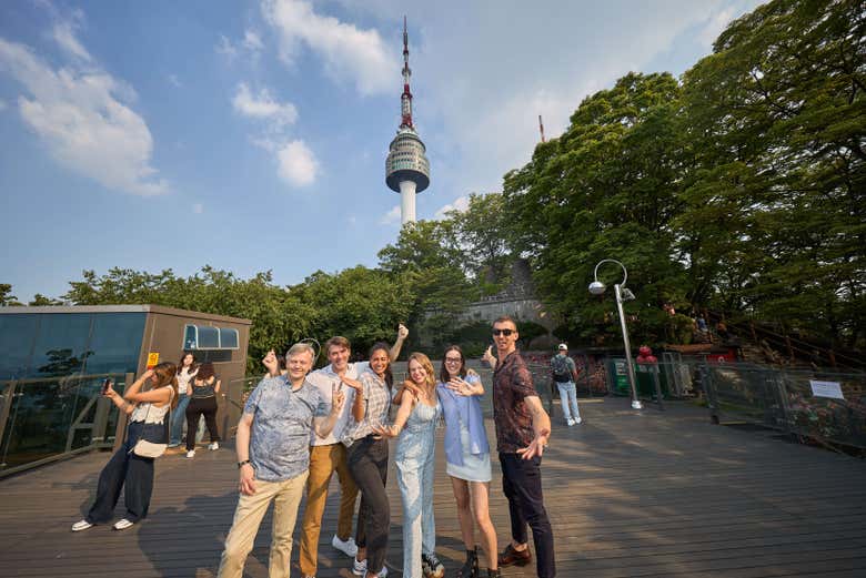 Ante la emblemática N Seoul Tower
