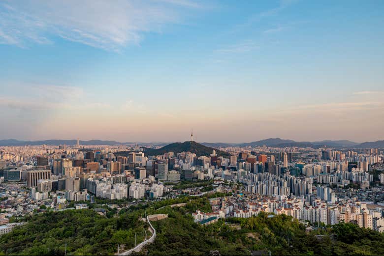 Vue aérienne du mont Inwangsan et du paysage urbain