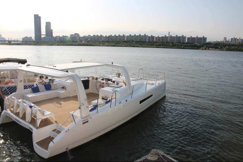 Yate Limusina por el río Han