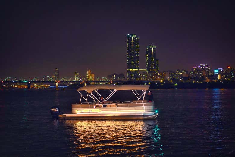 Navegando por el río Han por la noche