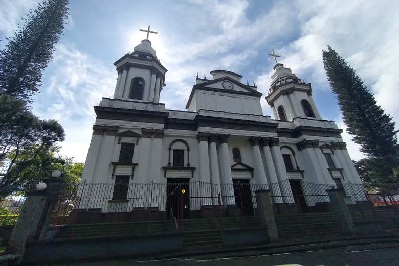 Admirando la catedral de Alajuela