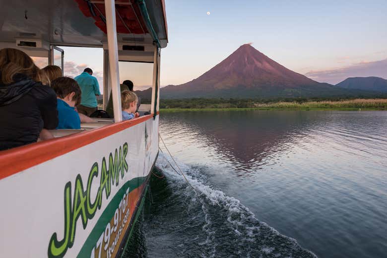 El barco navegando por el lago Arenal