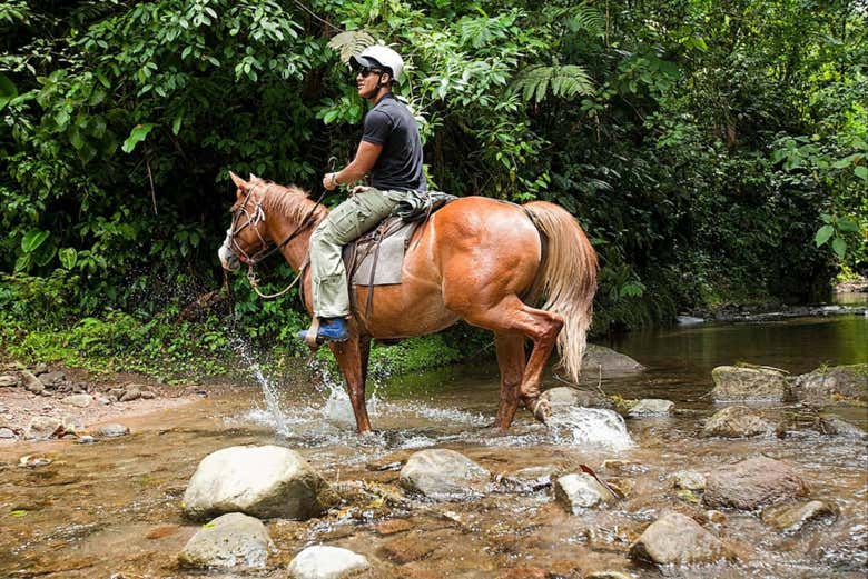 Cabalgando por el río