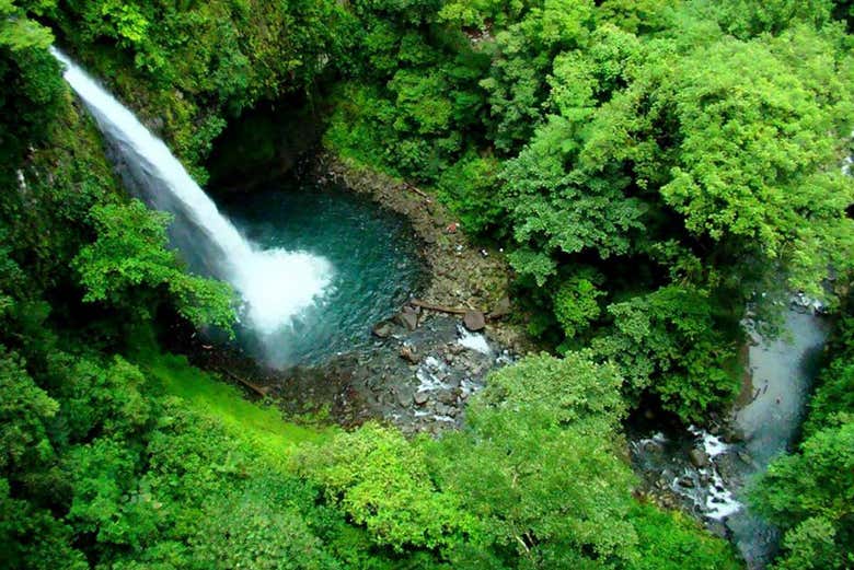 Toma un baño en la cascada del río Fortuna