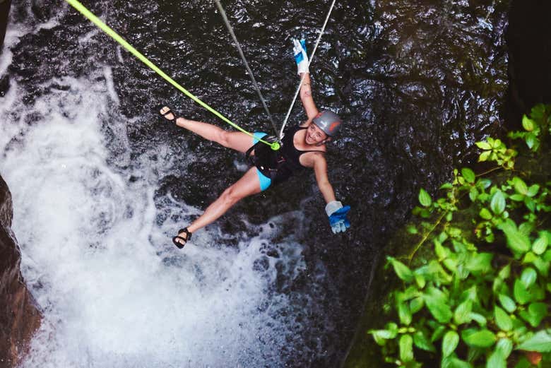 Disfrutando por una cascada en el Cañón de Arenal