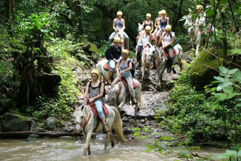 Cabalgando hacia la catarata La Fortuna
