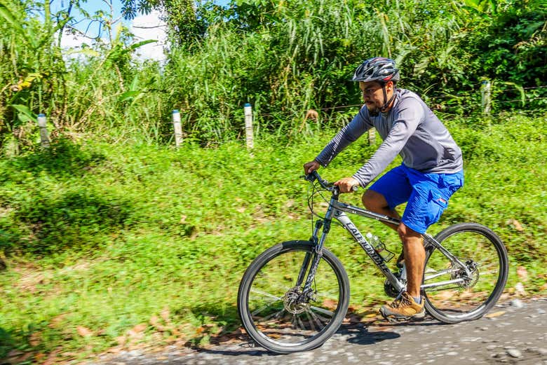 Montando en bici por los caminos de Arenal